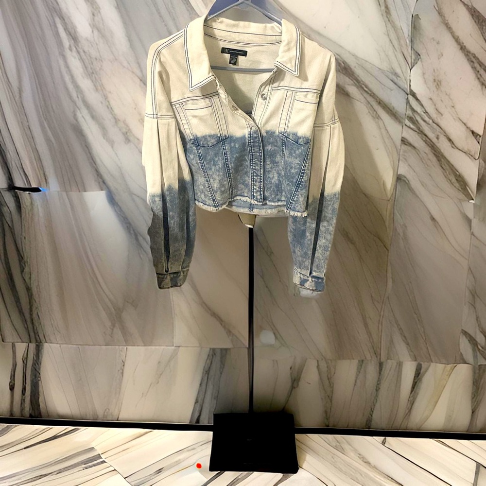 Gorgeous size small crop Jean Jacket so adorable RP$99.00 NEW NWT.